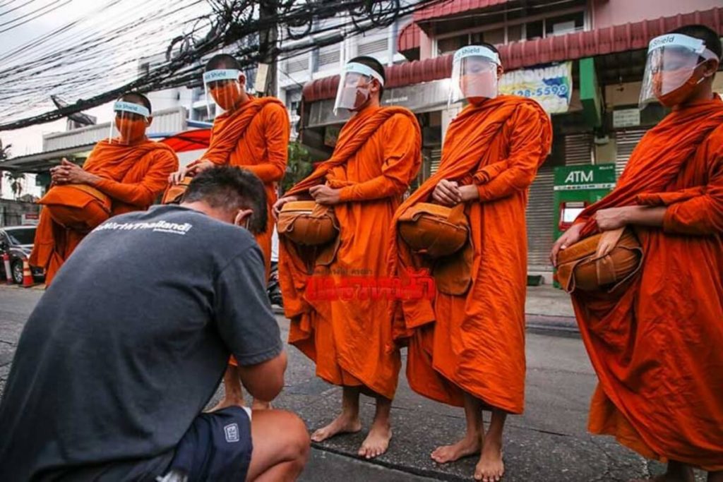 พระบิณบาตรโดยการใส่หน้ากากอนามัย