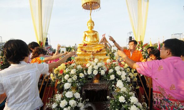 สรงน้ำพระพุทธสิหิงค์