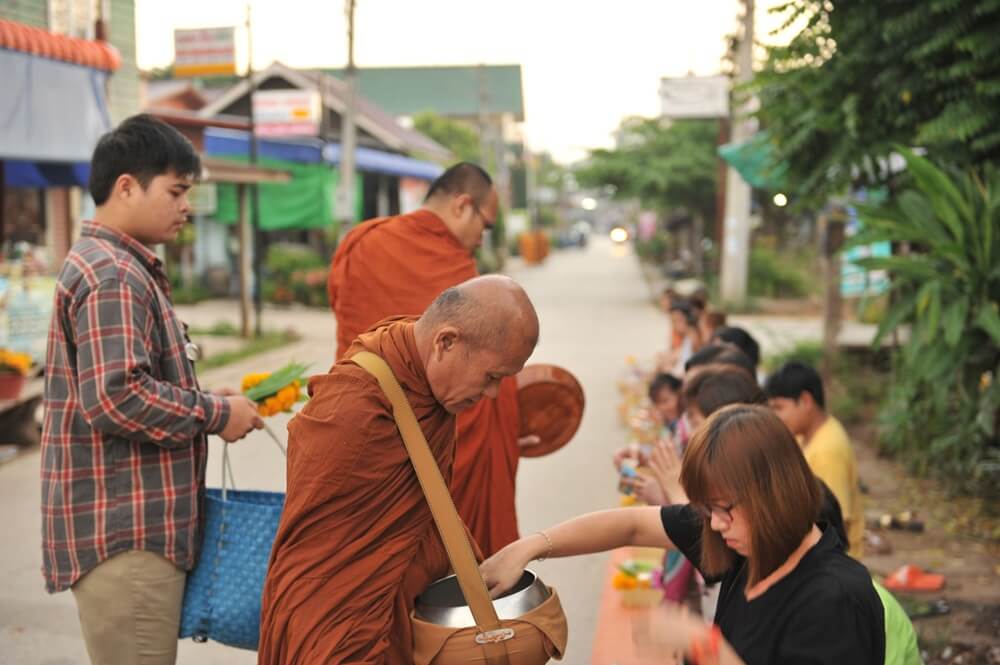 ทำบุญตักบาตร และปล่อยสัตว์ในวันเกิด