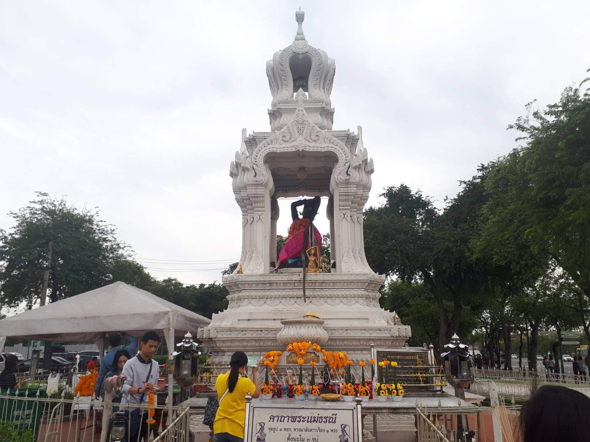 พระแม่ธรณีที่สนามหลวง