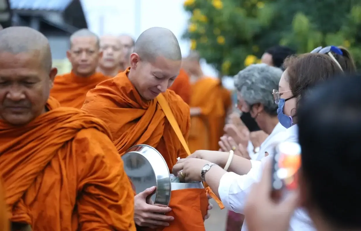 พระโตโน่ออกบิณฑบาตร