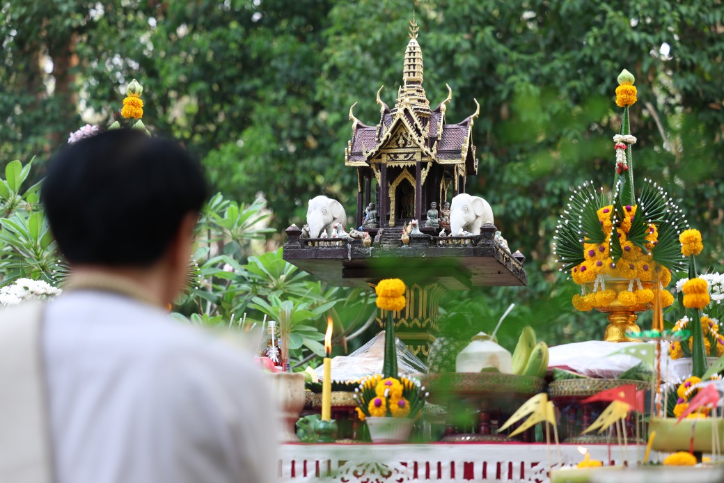 ไหว้ศาลพระภูมิ